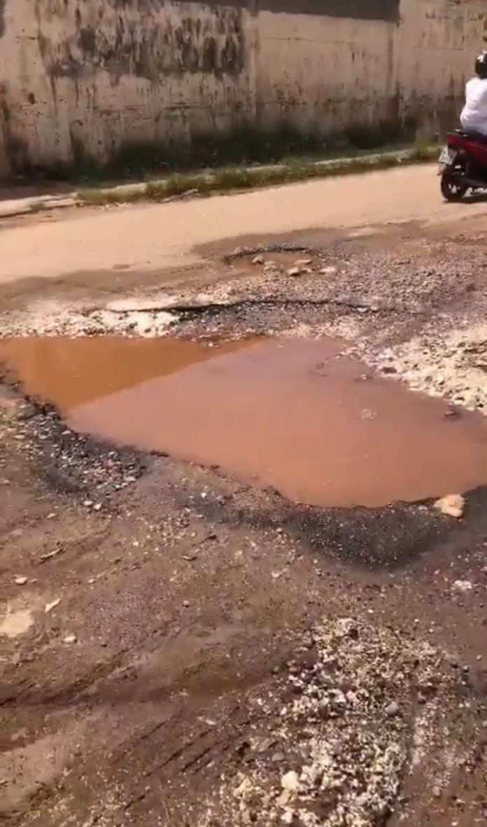 Vazamento de água abre buraco em rua e moradores reclamam até de acidentes