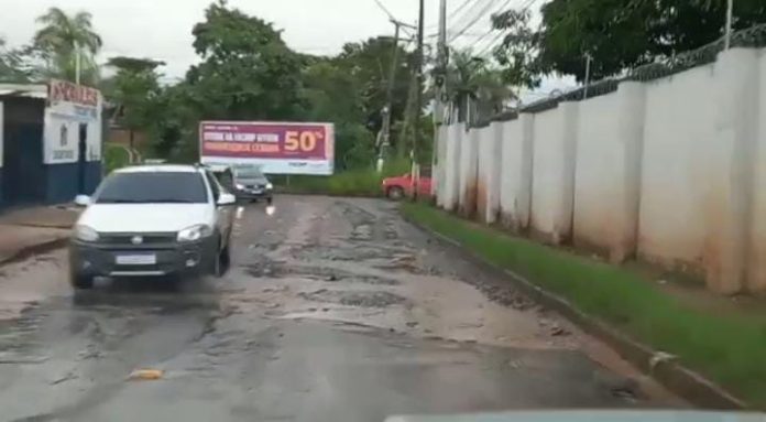 Vazamento em reservatório deixa avenidas alagadas