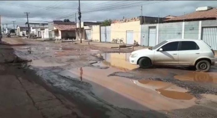 Av. São Sebastião é tomada por buracos apenas um mês depois de melhorias