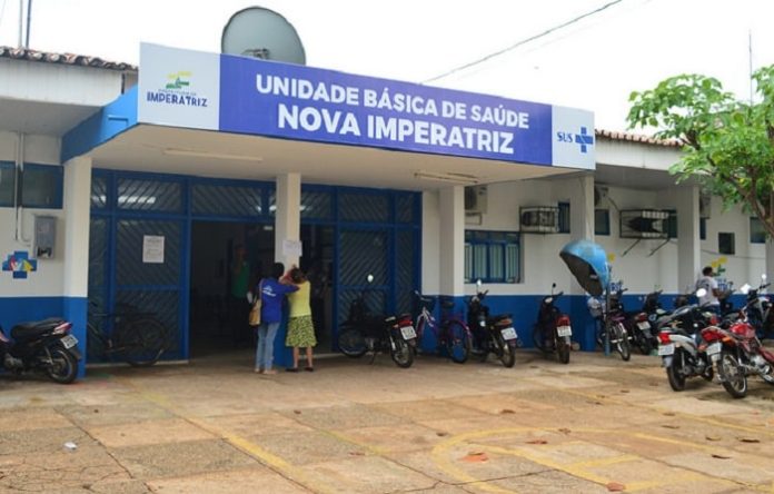 Pessoas dormem em frente ao posto de saúde para tentar agendar consulta