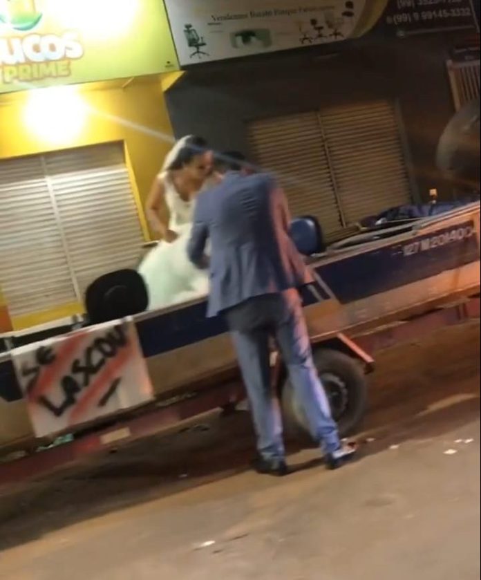 Noivos fazem carreata durante festa de casamento em Imperatriz