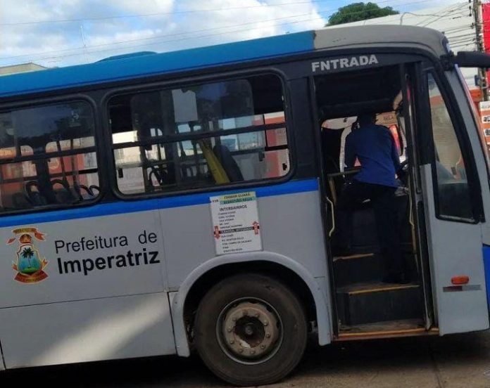 Trabalhadores e estudantes se atrasam por causa de ônibus quebrado