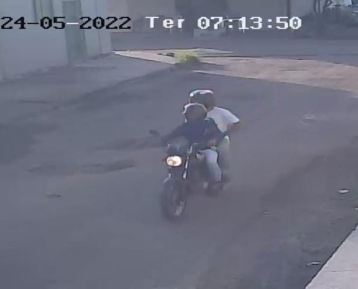 Criminosos tomam moto de mulher com filho pequeno na garupa