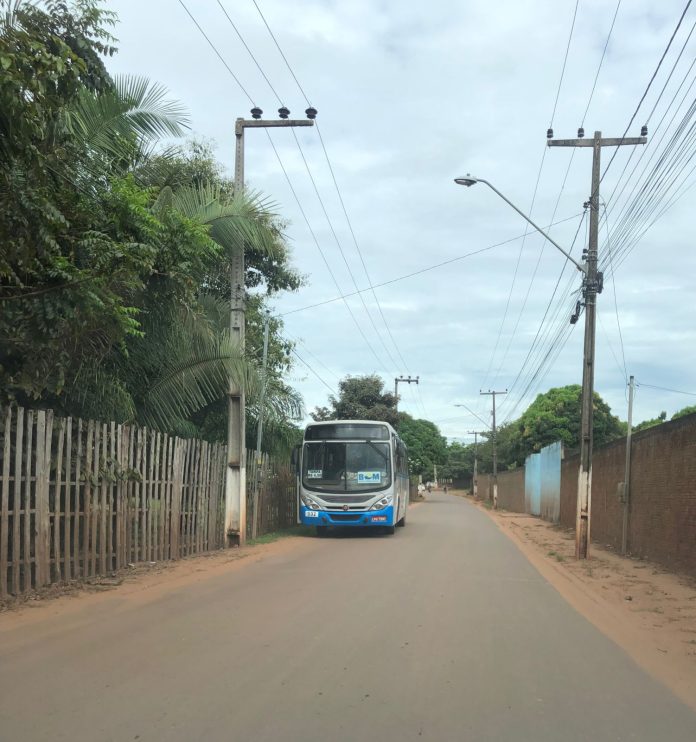 Ônibus quebra por causa de buraco no bairro Bom Jesus