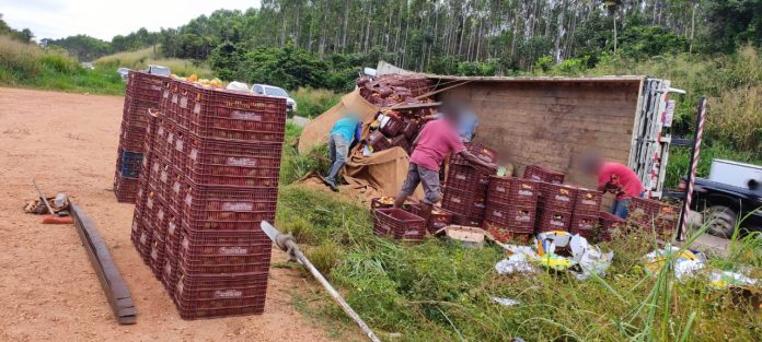 Caminhão carregado de tomate tomba na BR-010 entre Açailândia e Imperatriz