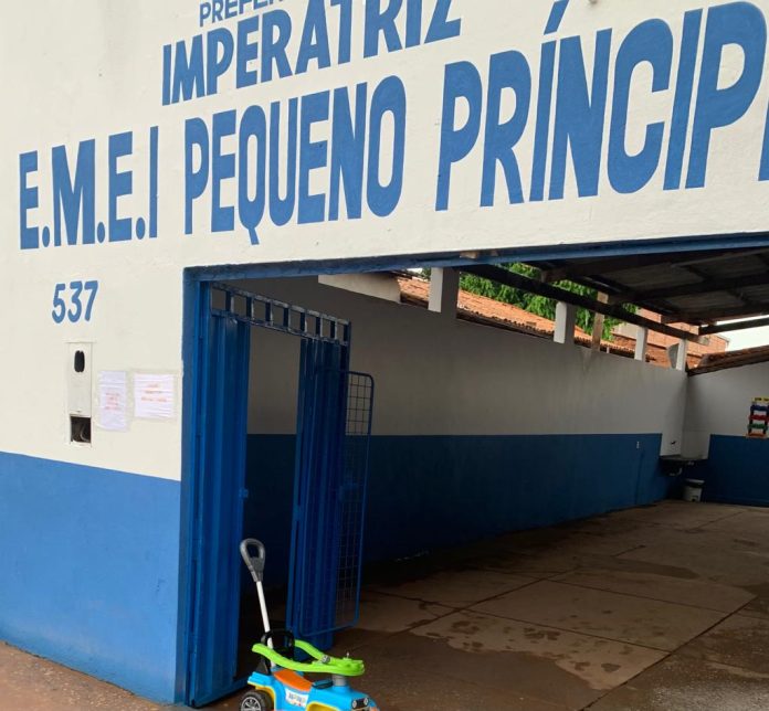 Mãe de criança com autismo cobra auxiliar pedagógico para a filha em escola do município