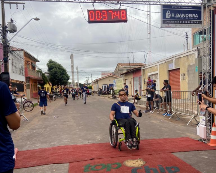 Atleta cadeirante pede ajuda para comprar bicicleta adaptada