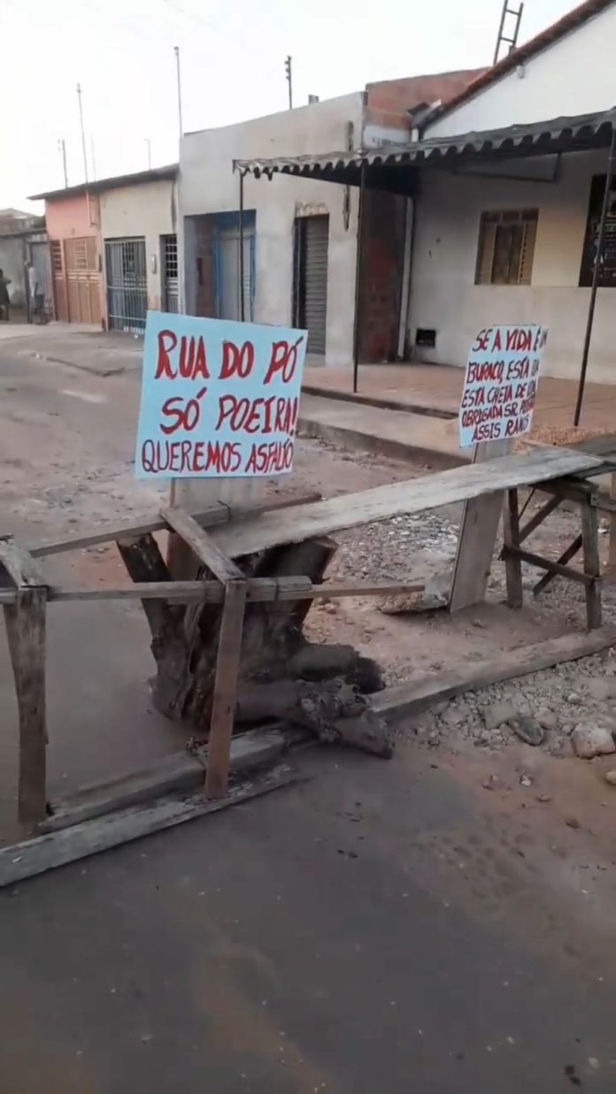 Moradores interditam rua para protestar sobre a falta de infraestrutura