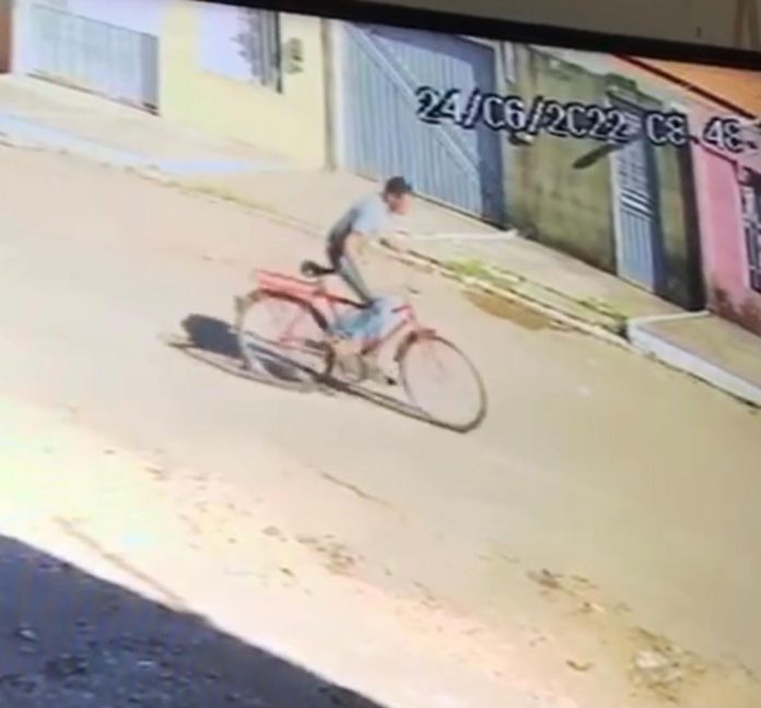 Criminoso que roubou farmácia furtou bicicleta horas antes e fez outro assalto