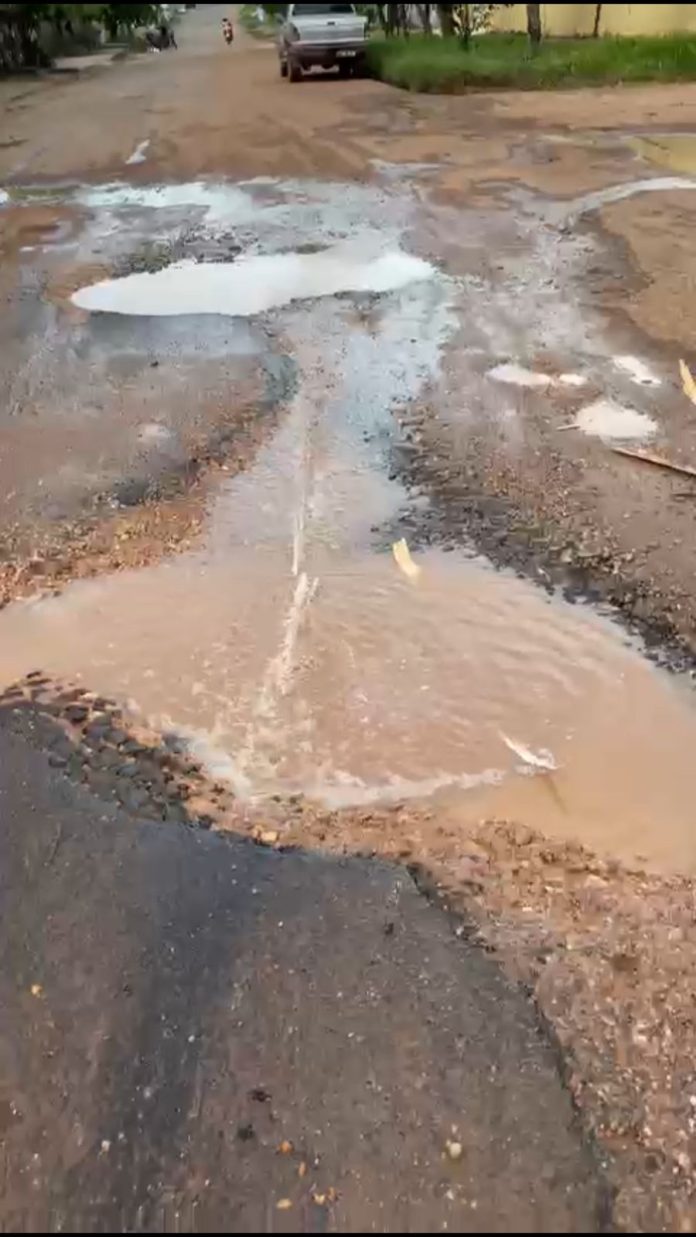 Moradora reclama de rua com vazamento e buracos no bairro Jardim Tropical