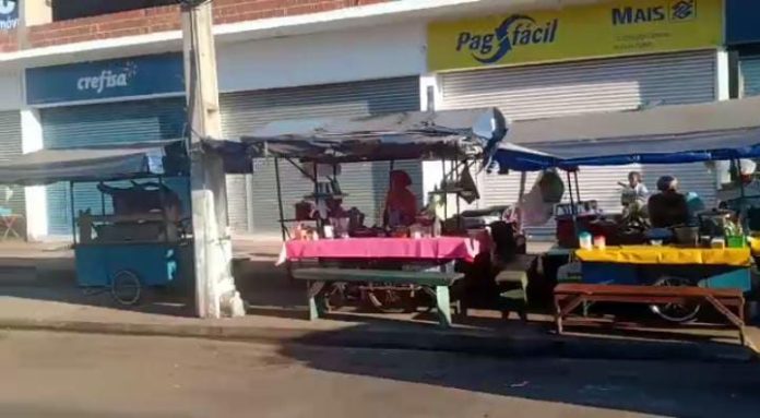 Domingão com barracas de paneladas nas Quatro Bocas