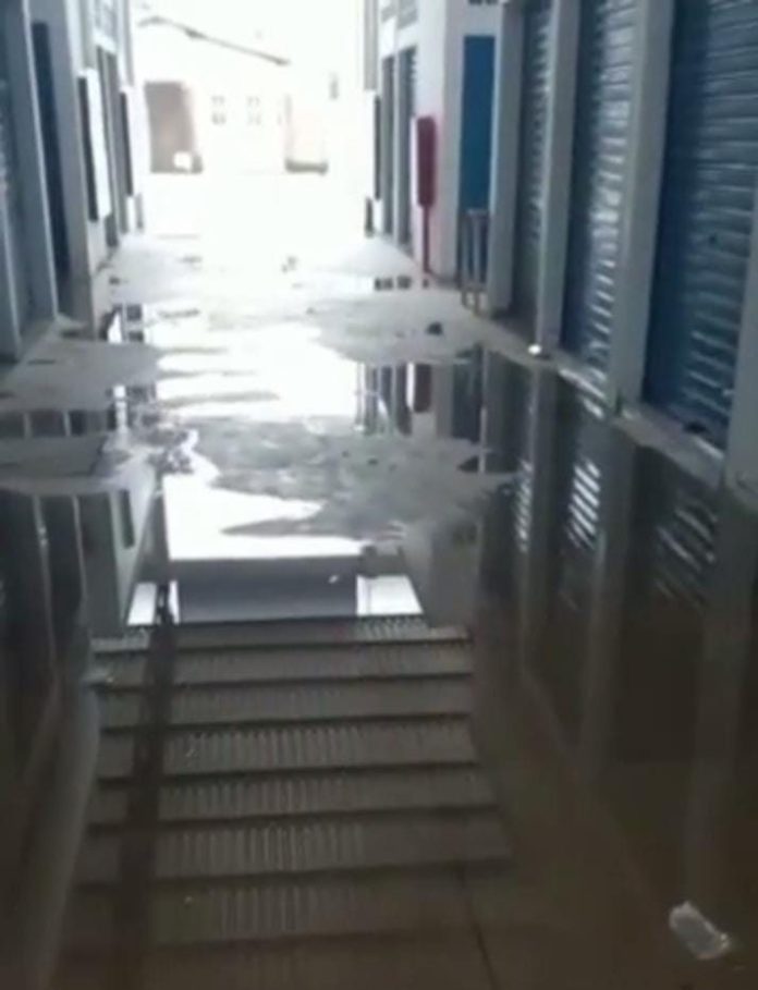 Interior do Shopping da Cidade amanhece molhado após chuva dessa sexta-feira