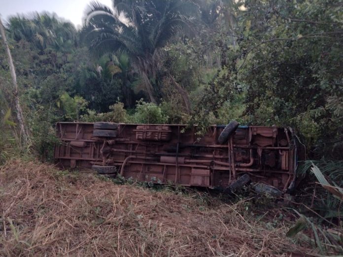 Ônibus tomba na Estrada do Arroz e deixa feridos