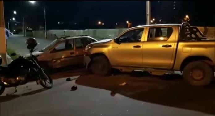 Avanço de preferencial causa acidente entre dois carros no bairro Três Poderes