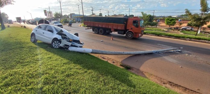 Carro bate em poste na BR-222