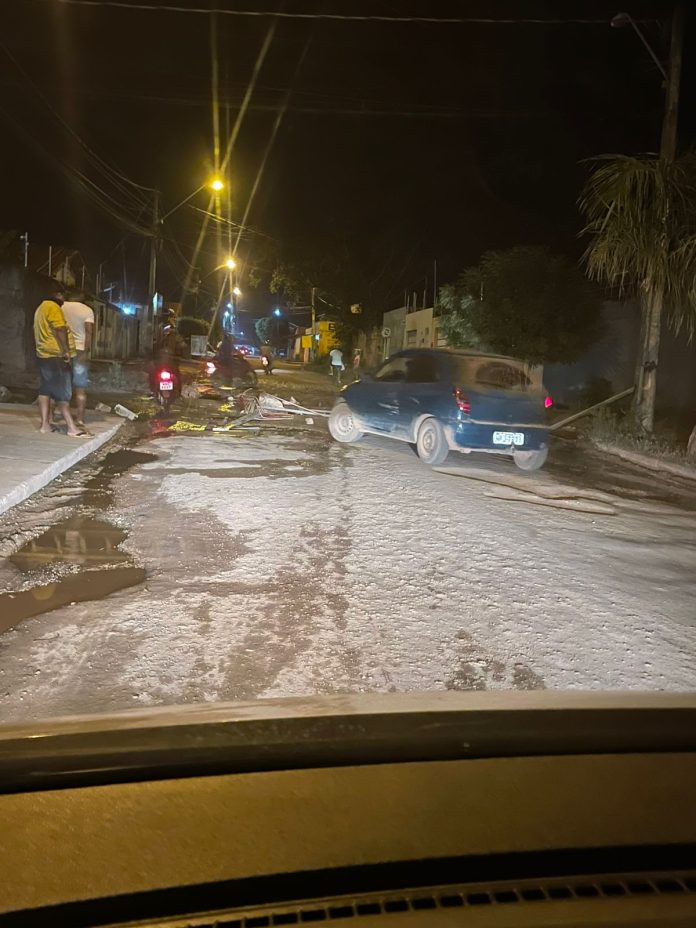 Moradores interditam rua no bairro Vila Nova por causa de buracos