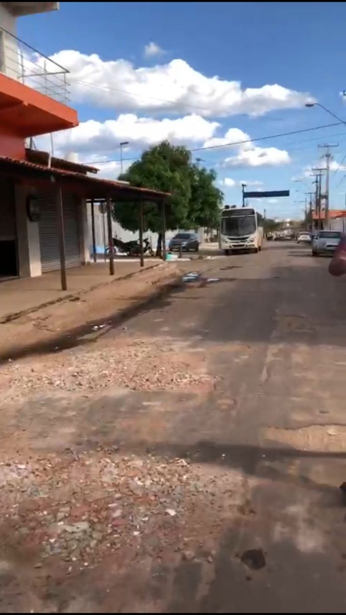 Moradores compram entulho para tapar buracos em rua do bairro Santa Rita