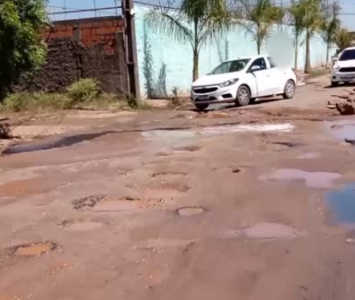 Motoristas se arriscam passando por dentro de crateras em rua de Imperatriz