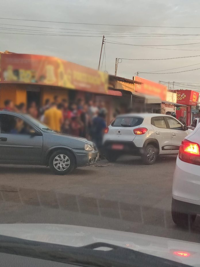 Acidente envolvendo táxi e mototáxi deixa uma pessoa ferida na Avenida Industrial