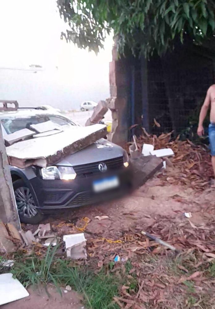 Carro bate em poste e deburra muro na Avenida Pedro de Santana