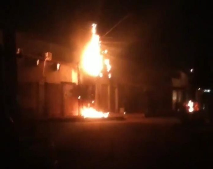 Fiação pega fogo e deixa casas sem energia durante toda noite no bairro São José