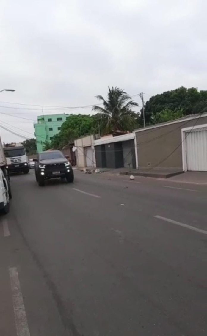 Fiação partida deixa trânsito lento na Rua Ceará