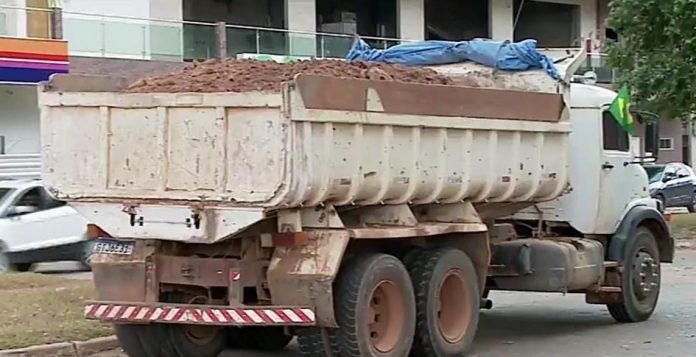 Caminhões que transportam barro e areia de forma irregular são autuados em Imperatriz