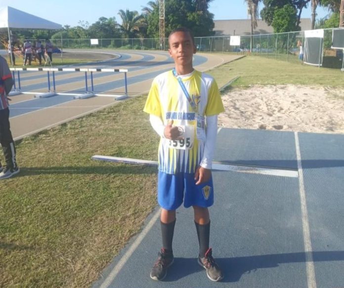 Campeão no Atletismo vende rifa para comprar material esportivo e disputar competição no RJ