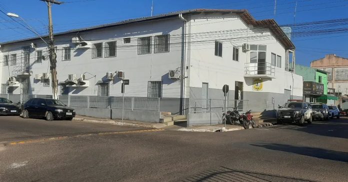 Adolescente é acorrentado e amordaçado durante assalto a residência