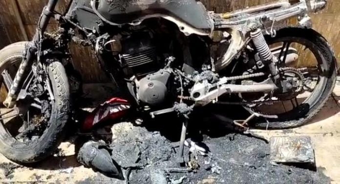 Amigos do imperatrizense Jairo Ricarte estão fazendo uma rifa para ajudá-lo a comprar uma moto nova. Jairo teve a sua motocicleta incendiada no dia 19 de agosto, em um condomínio, na Vila Nova. Ele estava com os amigos na casa de uma colega de trabalho, quando foi surpreendido pelo seu veículo em chamas. A suspeita é de que o ex-marido da vizinha tenha sido o responsável por atear fogo na moto, visto que o homem já havia feito isso em outra ocasião, quando incendiou a moto de um suposto amante da mulher. Semanas depois, o ex-marido tentou também incendiar a casa dela. Jairo Ricarte, dono da moto e que não tinha nada a ver com a história, registrou boletim de ocorrência e está aguardando pela investigação da polícia. Enquanto isso, ele espera arrecadar uma quantia em dinheiro para amenizar o prejuízo. A rifa custa 10 reais e os prêmios são: uma caixa de som, R$ 500 reais e R$ 300 reais.