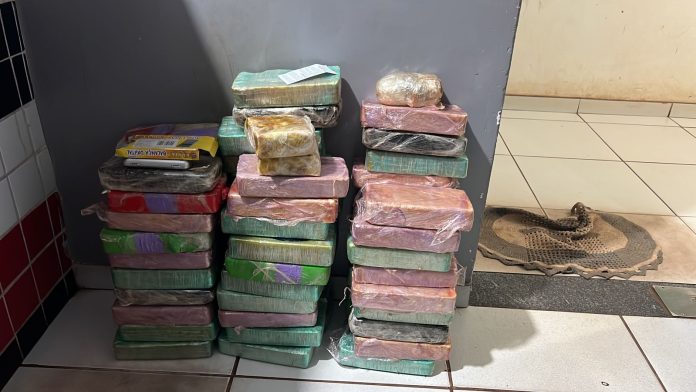 PRF e PM apreende mais de 60kg de droga em veículo na BR-222 em Açailândia