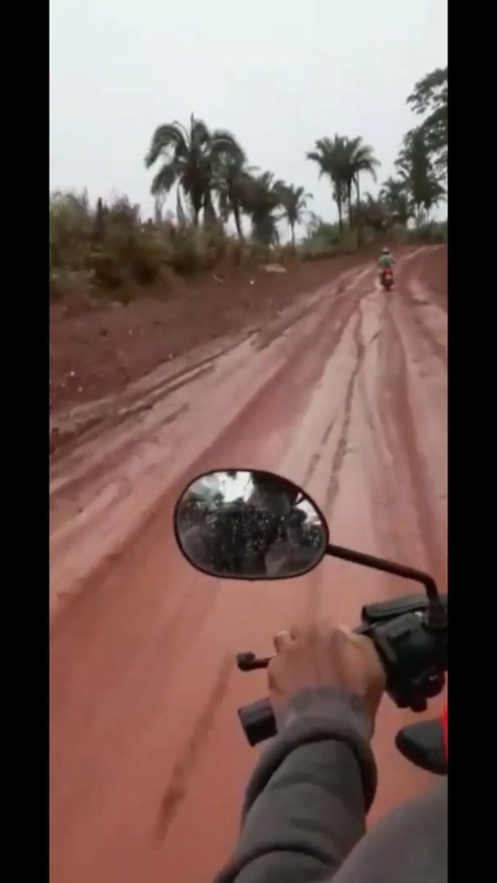 Moradores mostram dificuldade em passar por estrada de povoado por causa de lama