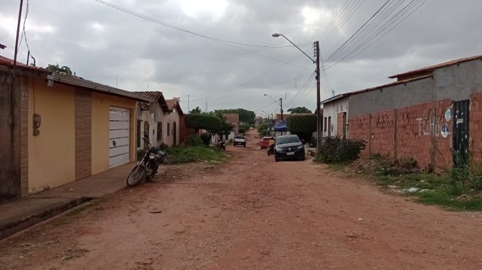 Motorista bate em veículos estacionados e atira próximo a velório