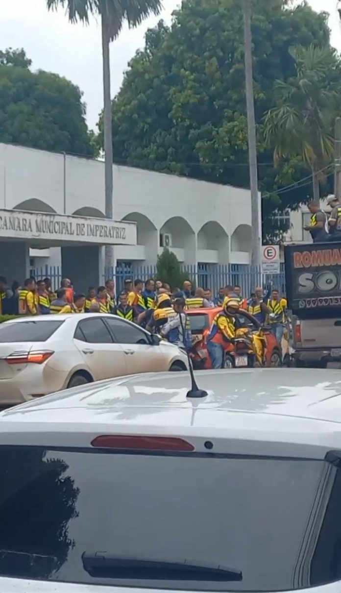 Mototaxistas fazem protesto em frente a Prefeitura e Câmara Municipal