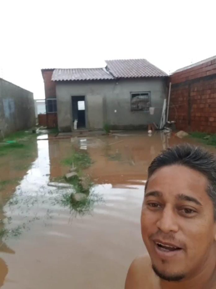 Moradores do Colina Park temem próximas chuvas após loteamento alagar