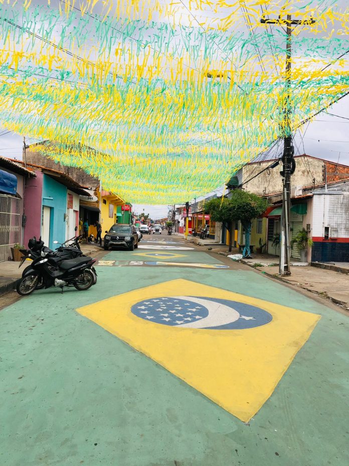 Em clima de Copa do Mundo: moradores decoram rua no bairro Bacuri