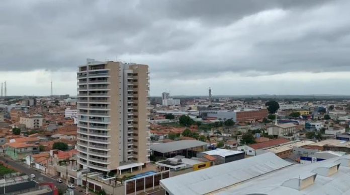 Vai se reunir com a vizinha na rua pra assistir o jogo? Tem previsão de chuva forte