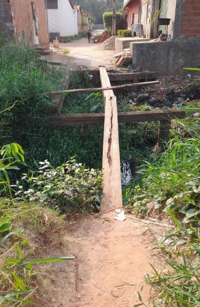 Moradores cobram construção de ponte no bairro Cinco Irmãos