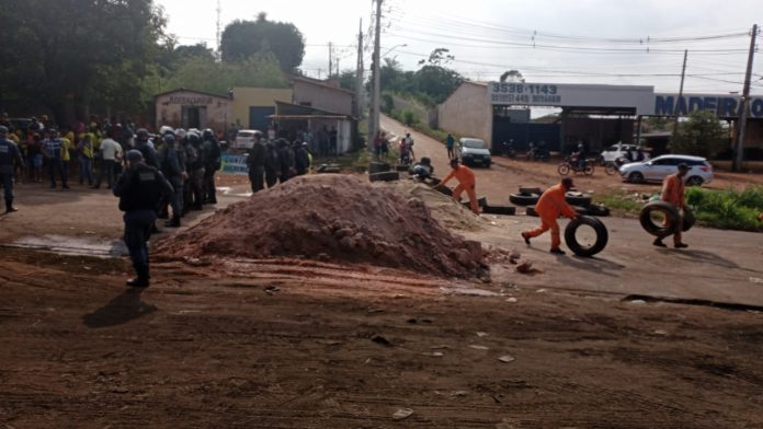 Equipes fazem retirada de areia e barro da BR-010 e rodovia volta a ser liberada