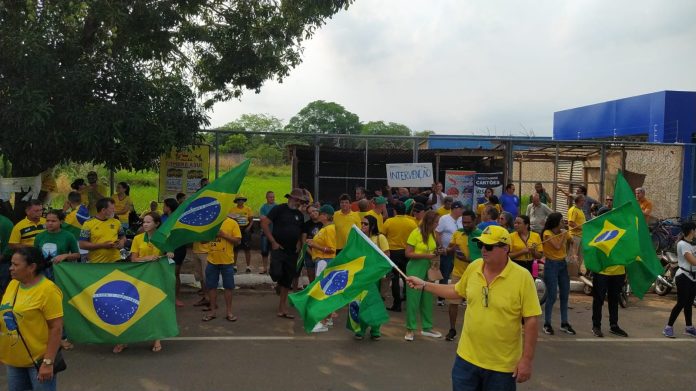 Manifestantes voltam a protestar contra resultado da eleição na Av. Bernardo Sayão