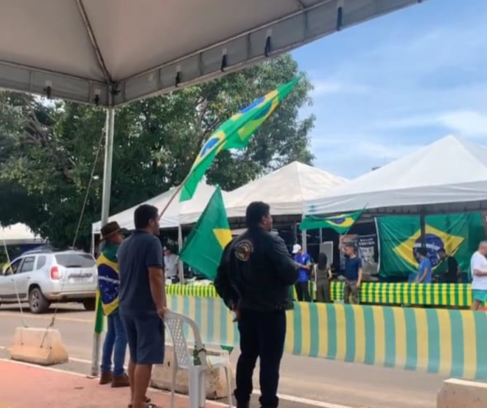 Manifestantes continuam em frente ao 50° Bis, na Av. Bernardo Sayão