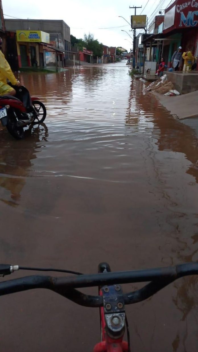 Ruas e avenidas de Imperatriz alagadas na manhã desta segunda-feira