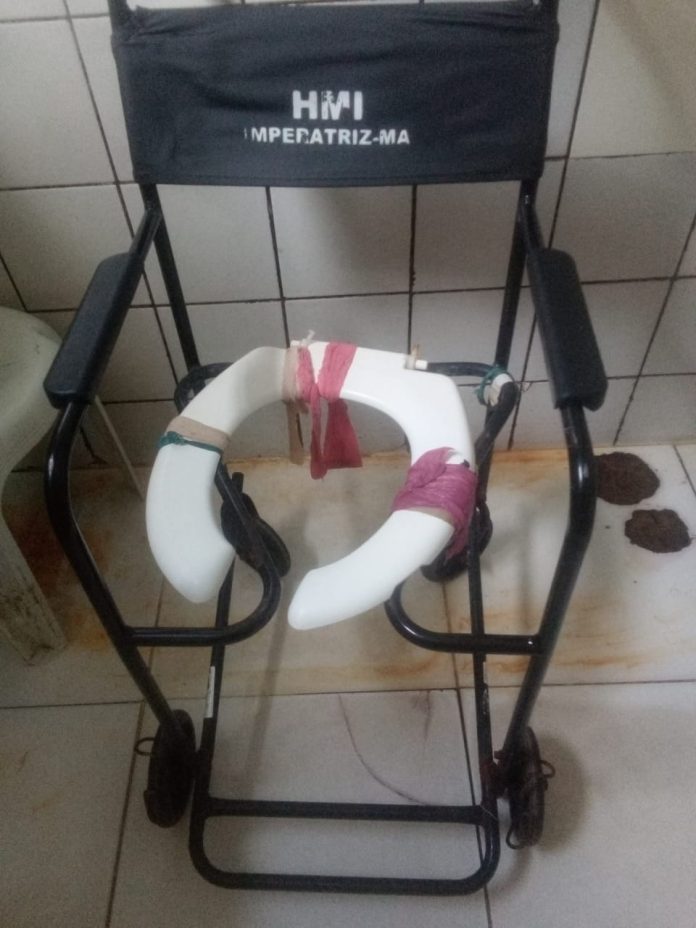 Familiares de pacientes do Socorrão reclamam da situação de cadeira de banho do hospital