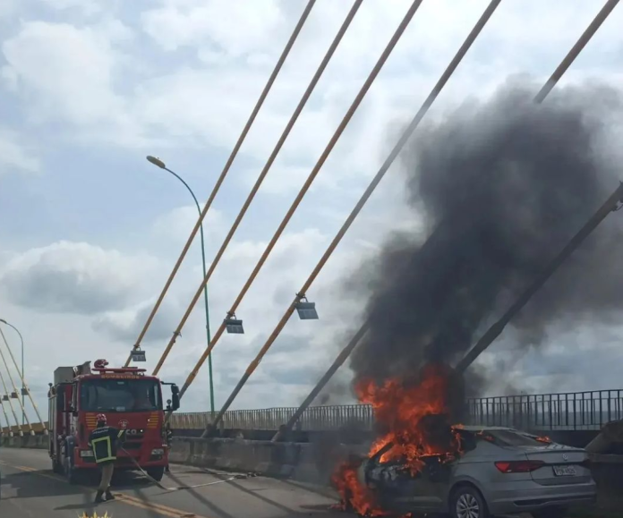 Carro pega fogo em acidente na ponte Dom Afonso Felipe Gregory