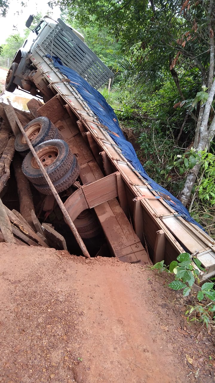 Chuva dura uma semana e moradores continuam ilhados sem ponte