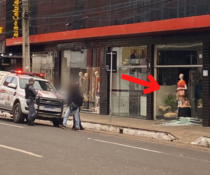 Homem quebra vidraça de loja no Centro