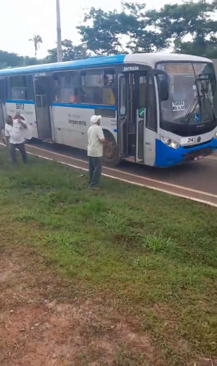 Superlotado, ônibus não consegue subir ladeira e passageiros descem do veículo