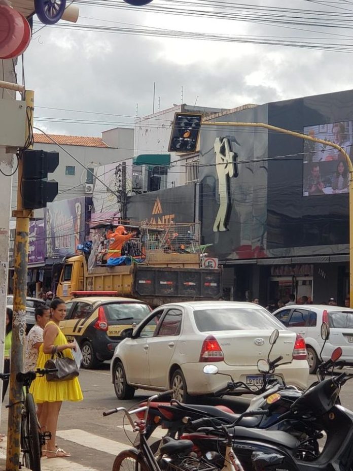 Operação retira barracas de vendedores informais do Calçadão