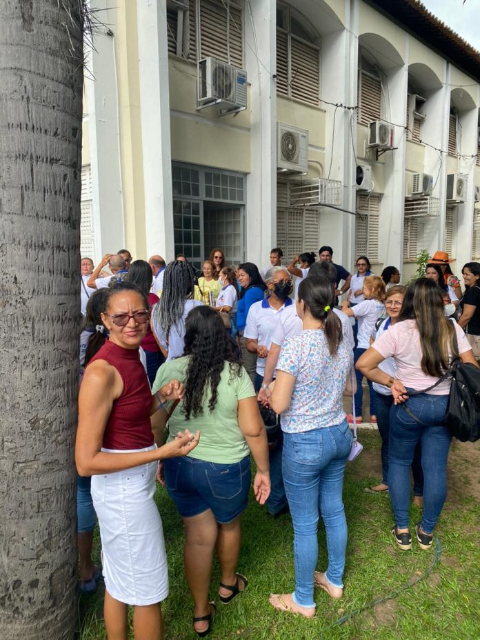 Servidores da Atenção Básica de Saúde protestam em frente a prefeitura