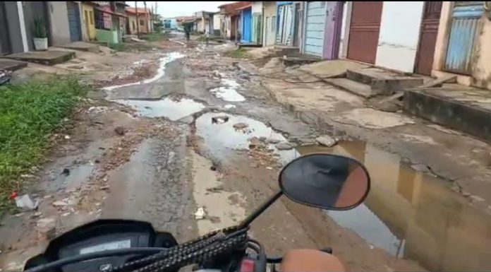 Moradores reclamam de rua tomada por lama e buracos no bairro Santa Rita